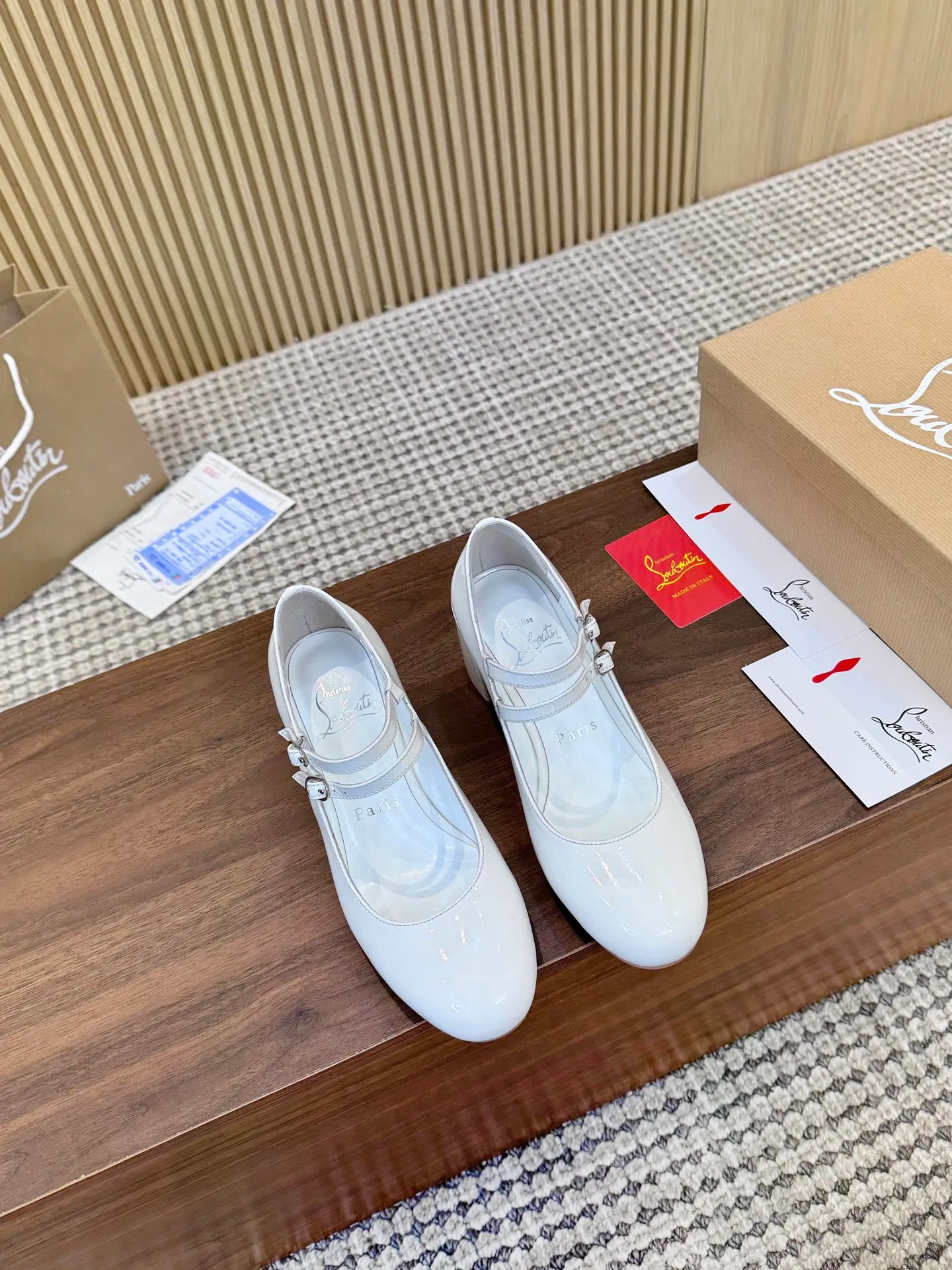 👟👟Ex-factory price 480👟👟 Genuine leather sole +40 Year-round shipment💝Christian Louboutin CL👠 "Patent Leather Series" Noble and luxurious, real blingbling👟👟 Real materials, all customized by the pattern maker, and the materials are made of original customized materials to achieve the taste of the original 6 color options💍Upper: Imported👉cow patent leather💪 Lining: Sheepskin foot pad/lining Code number: 34-40.41.42 Heel height: 6.5cm Genuine leather sole Rubber sole